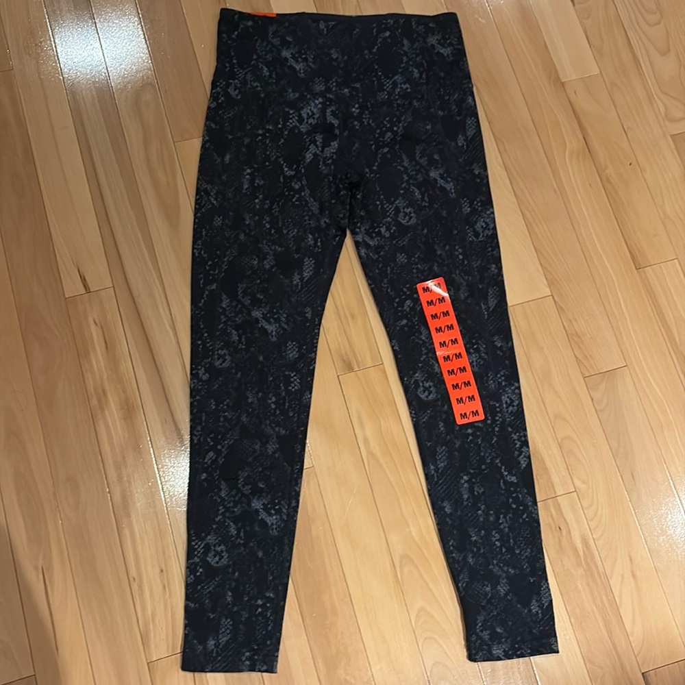 NWT/NWOT Tuff Athletics Black Patterned Legging - size M